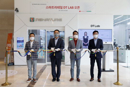 최경호(왼쪽에서 두번째) 세븐일레븐 대표, 노준형(세번째) 롯데정보통신 대표 등 관계자들이 3일 서울 가산동 세븐일레븐 매장에서 무인자동화 편의점 오픈행사를 가졌다. 롯데정보통신 제공